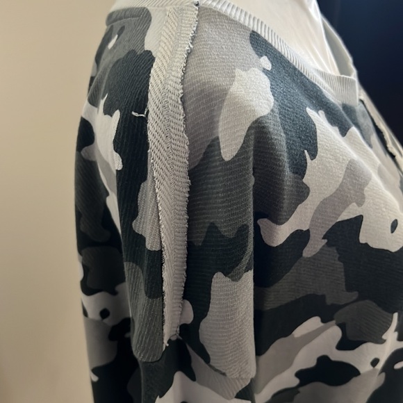 New but without tags Wonderly Grey Camo Raw Seam Pullover - Picture 3 of 9